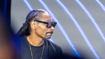 09 February 2022, US, Inglewood: US musician Snoop Dogg sits on stage during the press conference of the halftime show of the 2022 Super Bowl LVI between The Cincinnati Bengals and the Los Angeles Rams. Photo: Maximilian Haupt/dpa 09/02/2022 ONLY FOR USE